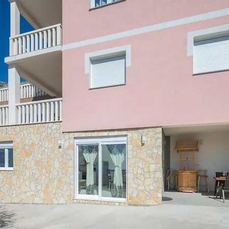 Seaview Apartment *